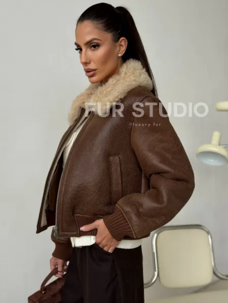 Короткая дубленка - женская - фото 6