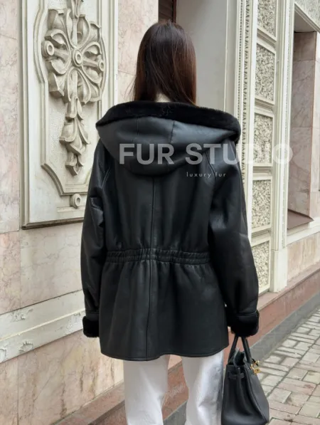 Женская дубленка с капюшоном - фото 6