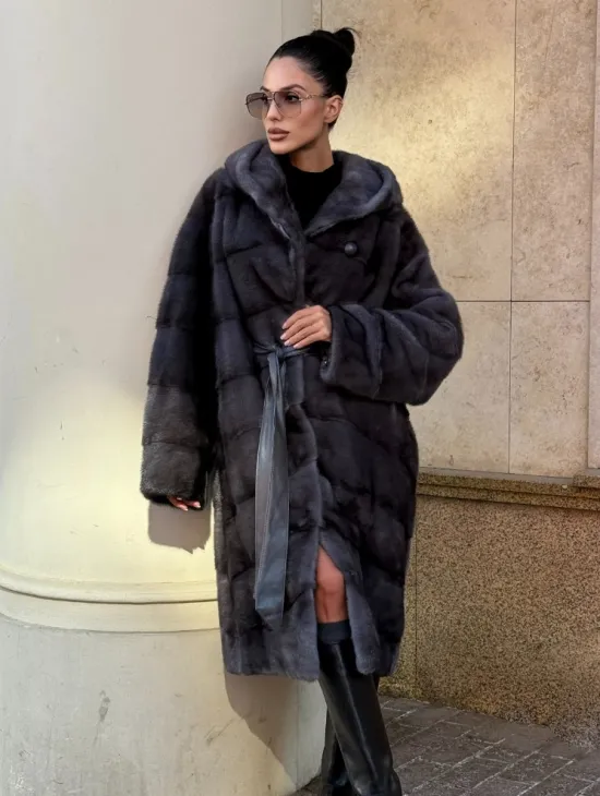 Шуба кимоно из импортной норки с капюшоном в цвете графит - фото 0