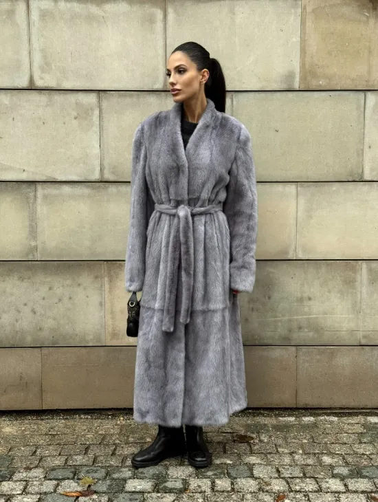 Шуба из голубой скандинавской норки без воротника с поясом “Fashion trend 2024-2025“ - фото 10