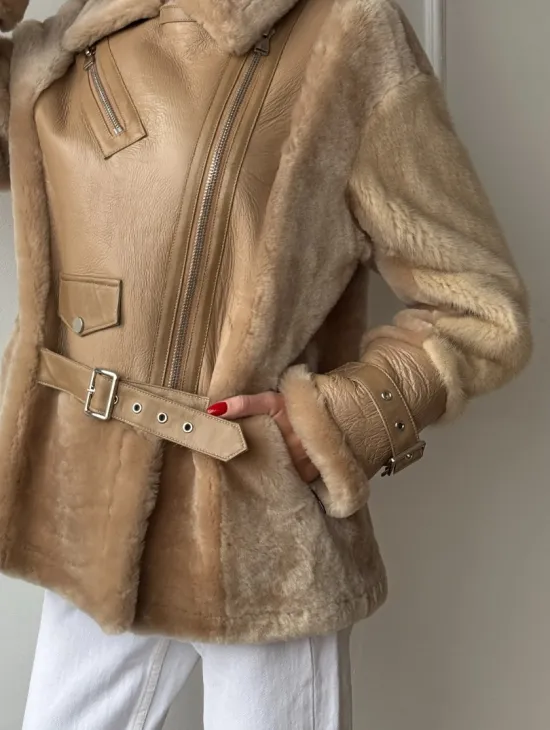 Трендовая куртка - дубленка из натурального меха мериноса и норки на рукавах - фото 2