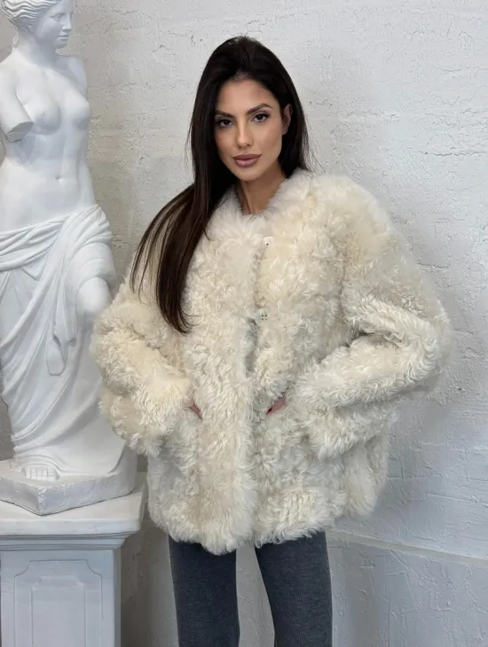 Жакет женский из натуральной овчины с круглым вырезом и накладными карманами - фото 5