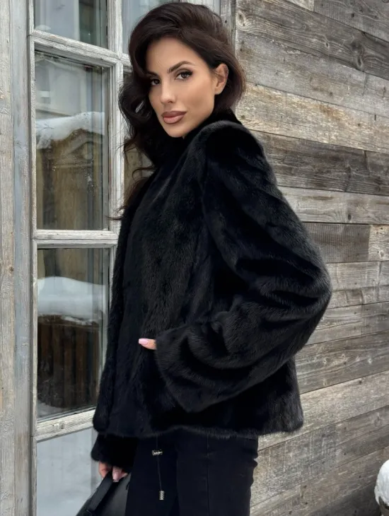 Черный короткий меховой жакет - полушубок с V-образным воротником - фото 2