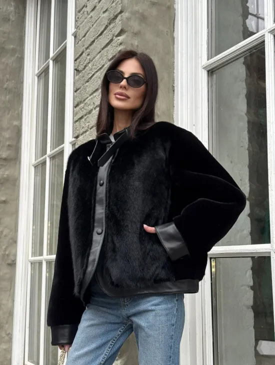 Куртка из мутона с мехом норки - черная - фото 9