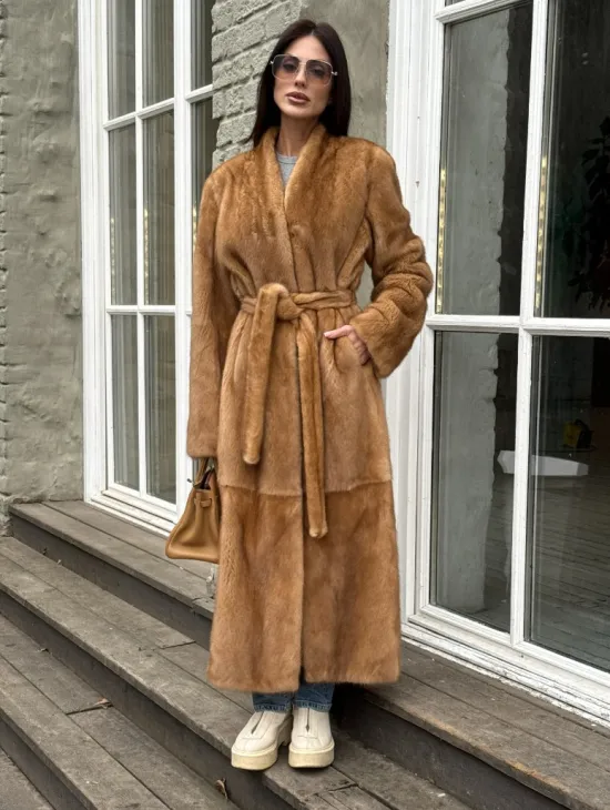 Шуба из норки «Gold» в классической выкладке с V-образным воротником и поясом - фото 2