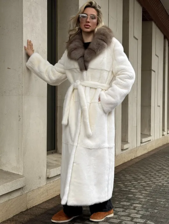 Длинная белая норковая шуба с воротником из меха куницы - фото 4