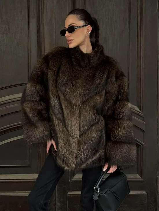 Полушубок из натурального меха енота с воротником стойка - фото 6