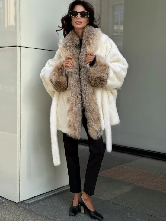 Женская белая норковая шуба с отделкой из меха рыси - фото 3