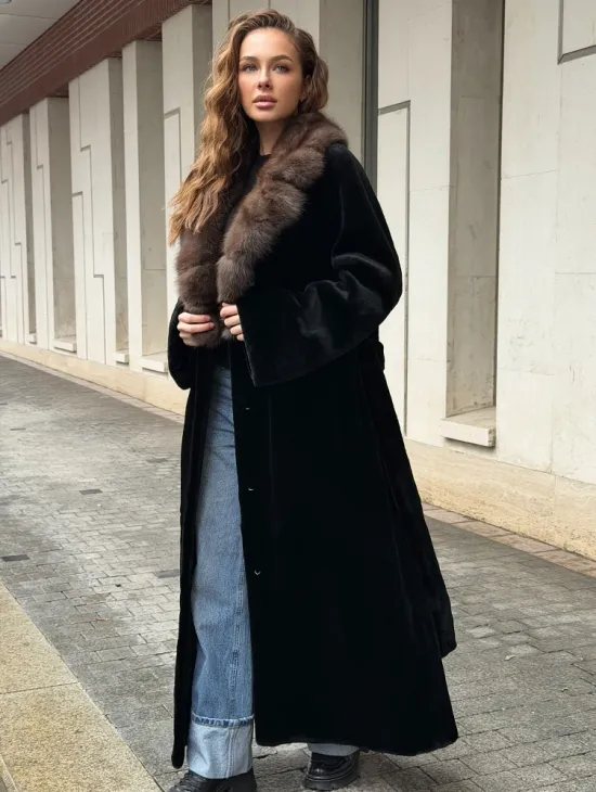 Длинная шуба из стриженой норки с воротником куница - фото 6