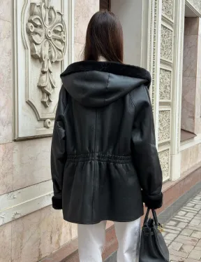 Женская дубленка с капюшоном - фото 6