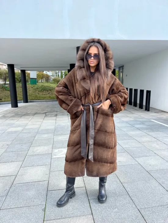 Шуба из аукционной норки NAFA MINK с капюшоном из меха куницы - фото 4
