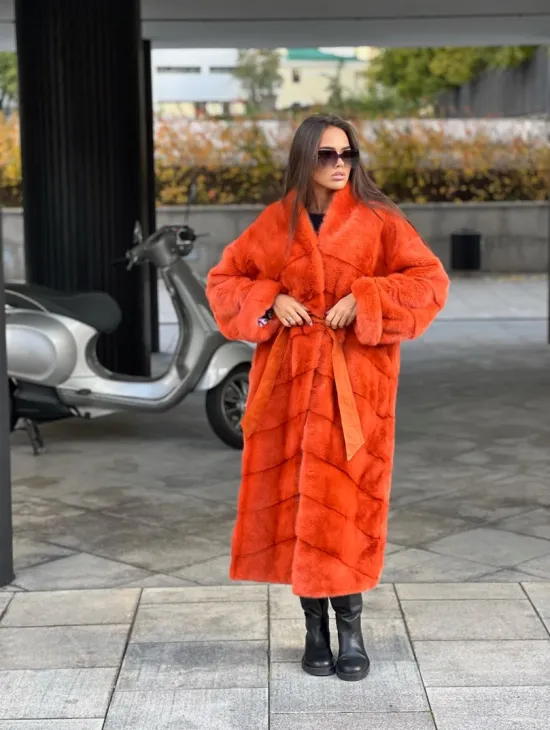 Шуба из меха скандинавской норки в оранжевом оттенке - фото 0