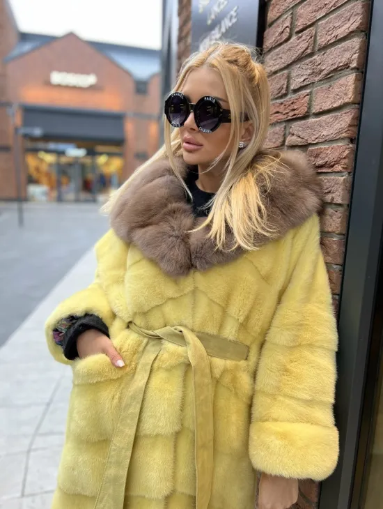 Шуба из плюшевой норки с капюшоном из меха куницы в лимонном цвете - фото 2