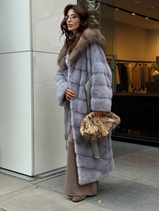 Голубая норковая шуба с капюшоном из меха куницы - фото 3