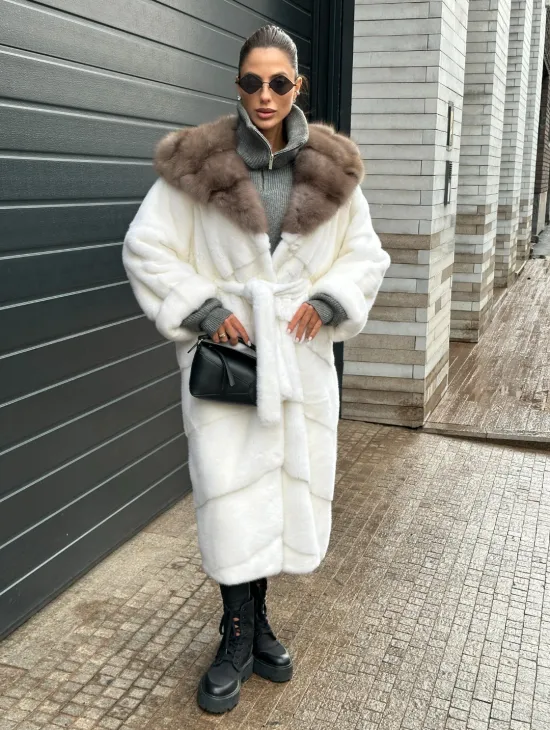 Белоснежная шуба из плюшевой норки VELVET с капюшоном из куницы - фото 4