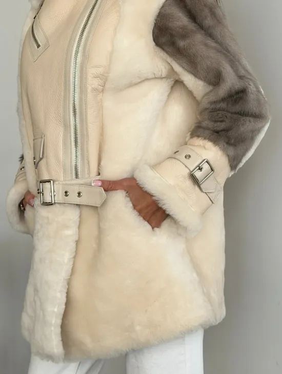Удлиненная дубленка из натуральной овчины с рукавами из меха норки – молочный - фото 3