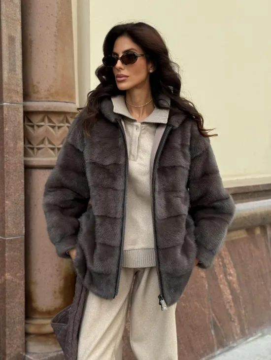 Бомбер из меха норки с капюшоном - цвет мокко - фото 5